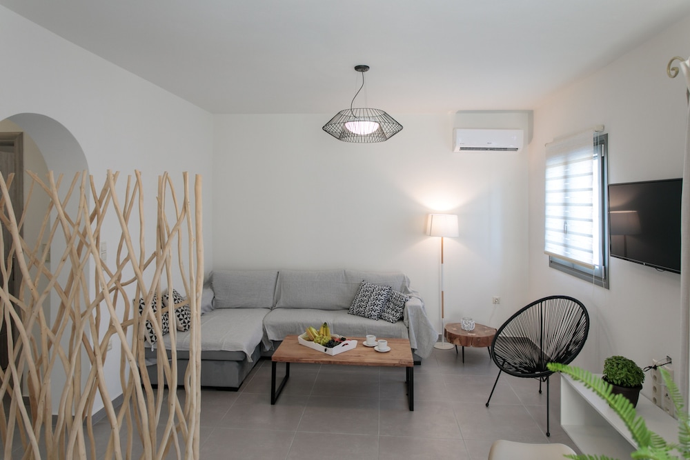 Apartment, 2 Bedrooms (Semi-Basement) photo 1
