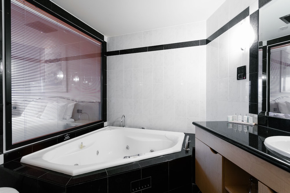 Executive Twin Room, Jetted Tub, Lake View