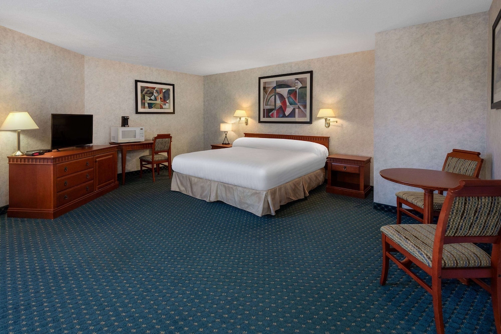 Premium Room, 1 King Bed, Non Smoking - Photo 2