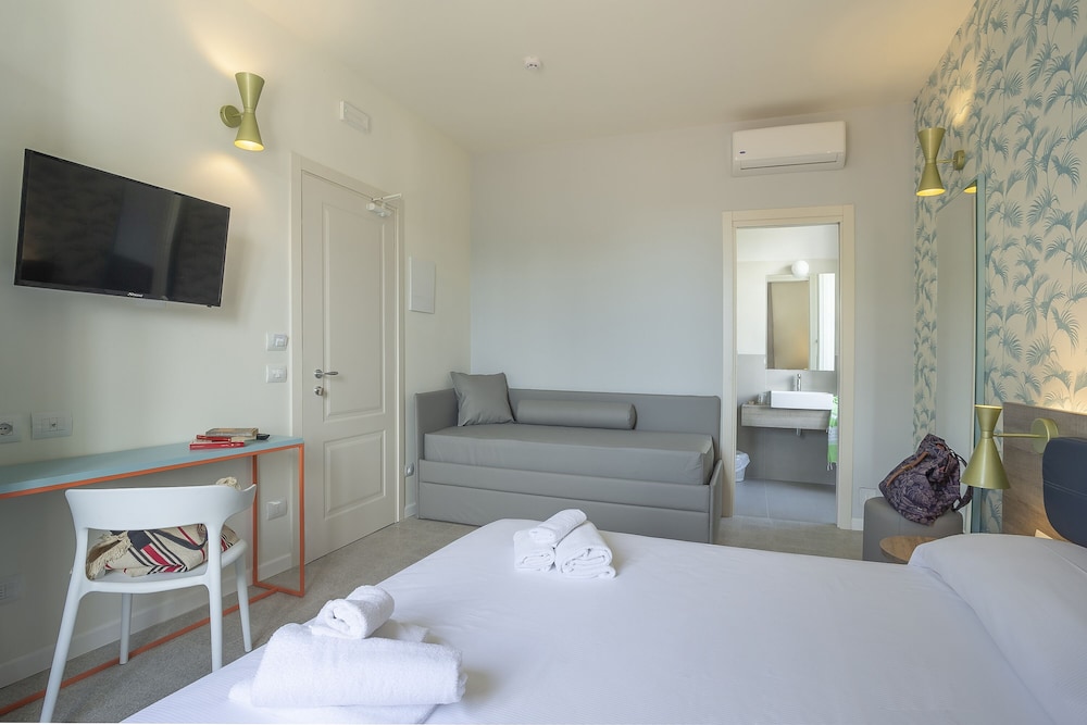 Junior Studio Suite, Multiple Beds photo 2