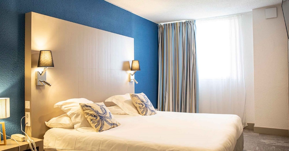 Comfort Room, port side