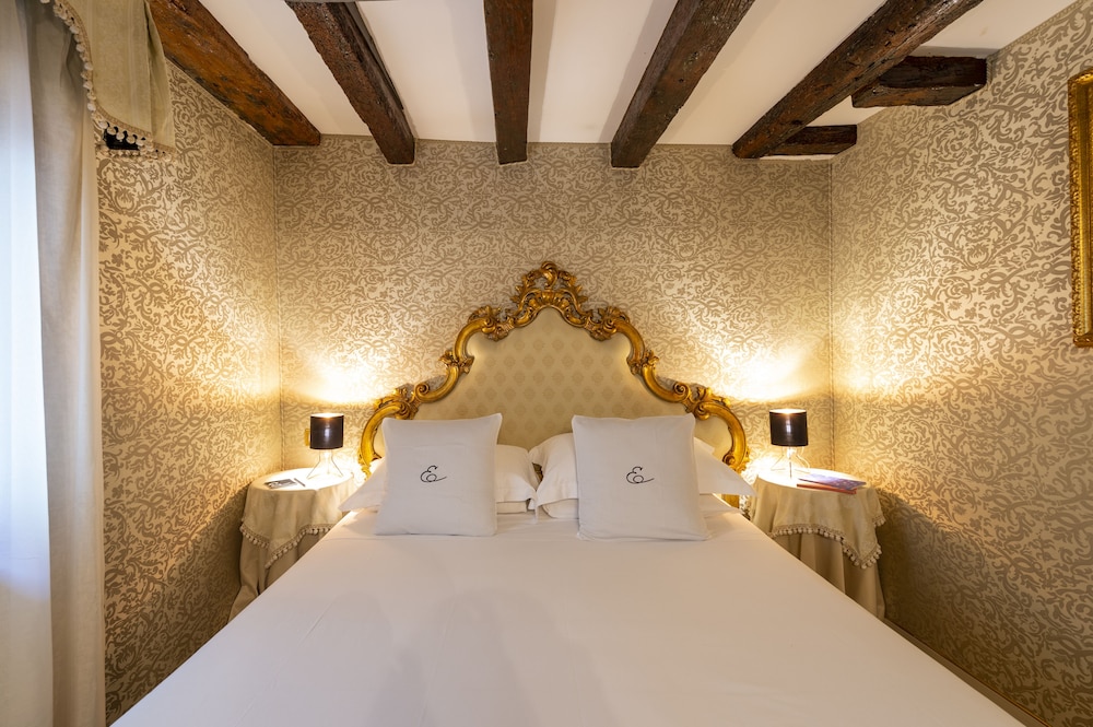 Room (Small Initiale)