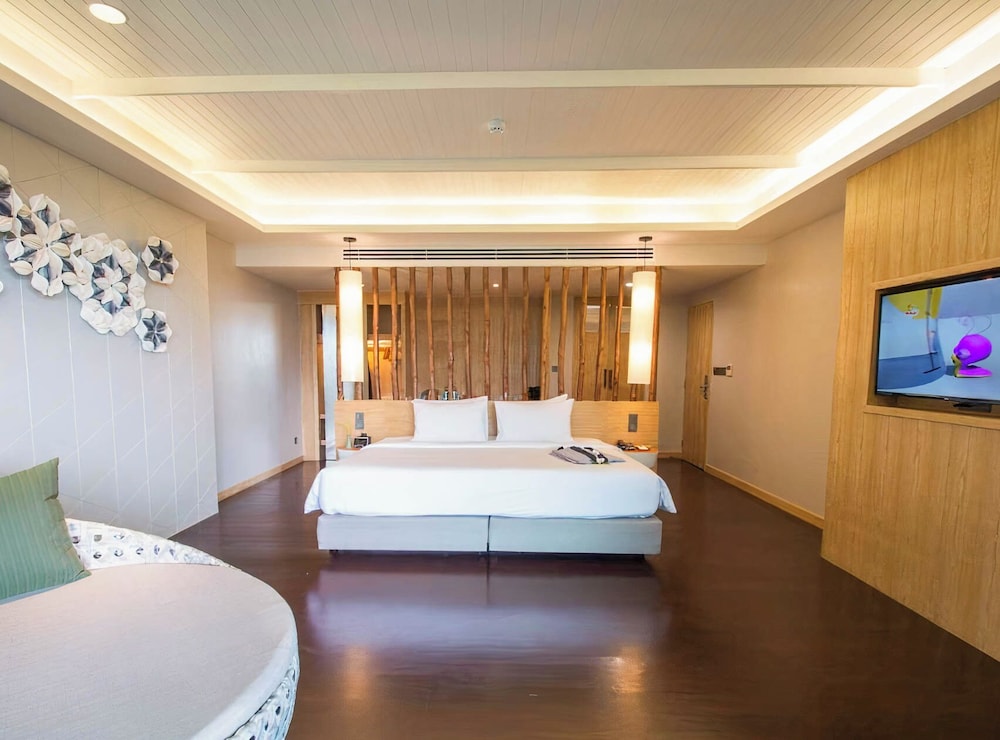 Honeymoon Suite - Photo 13