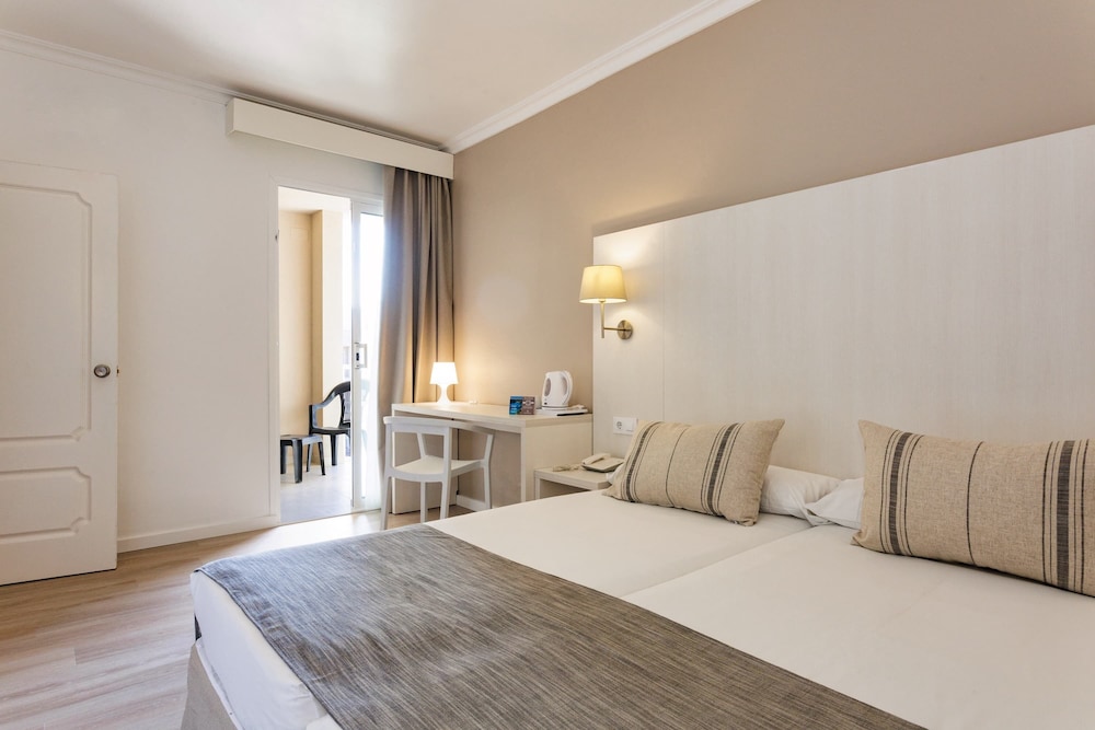Family Room, 2 Bedrooms (3 adults)