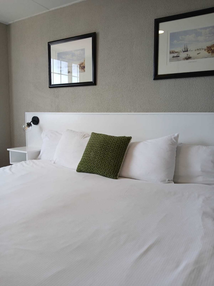Room, 1 king bed, ocean view - Photo 1