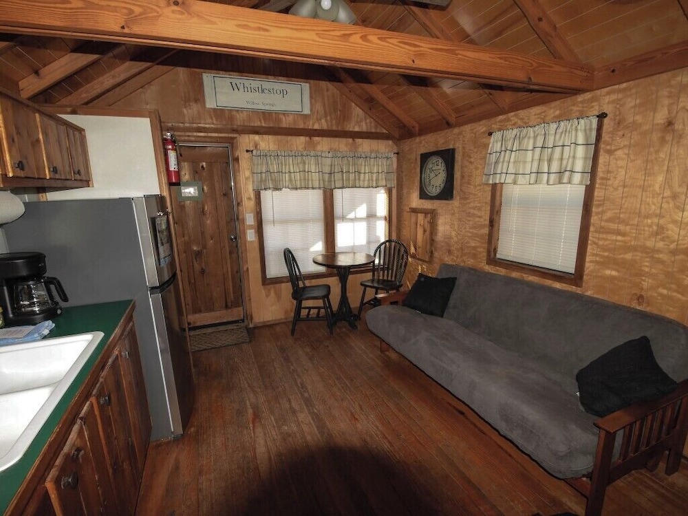 Lake View, Cedar Cabin Lake Texoma, Kitchenette, Queen, Screened Patio, Pet Friendly photo 3