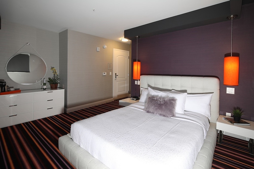 Deluxe Room, 1 Queen Bed photo 2