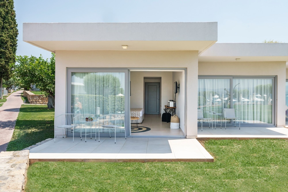 Premium Beachfront Bungalow thumbnail 5