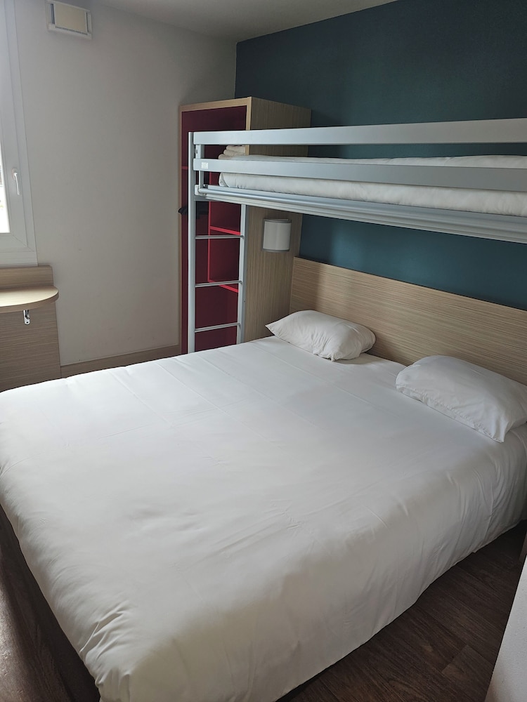 Standard Room, Multiple Beds - Photo 7