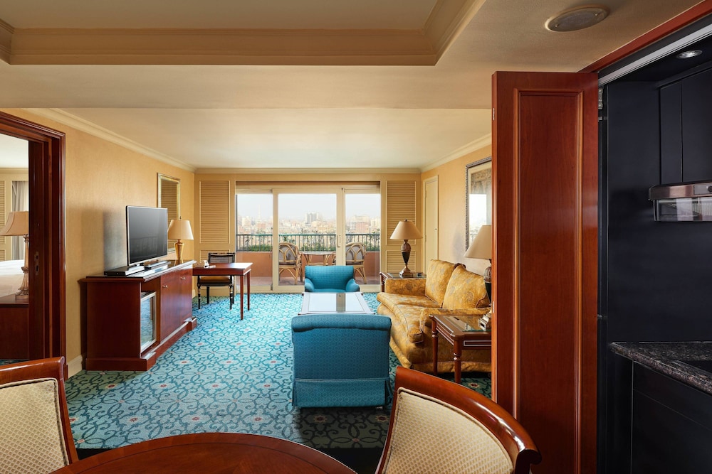 Suite, 1 King Bed, Balcony