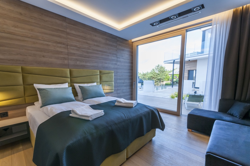 Deluxe Room, 1 King Bed with Sofa bed, Courtyard View (access to the patio - 6)