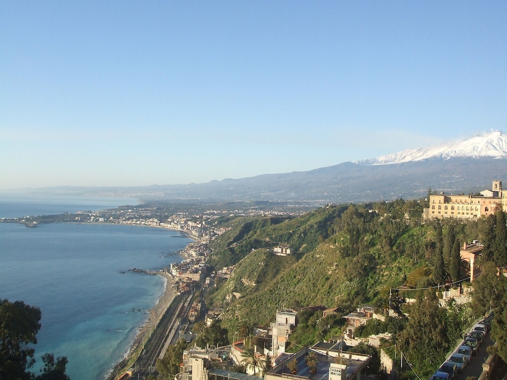 Deluxe Room, Sea View (Sea and Etna View  Multiple Beds) - Photo 5