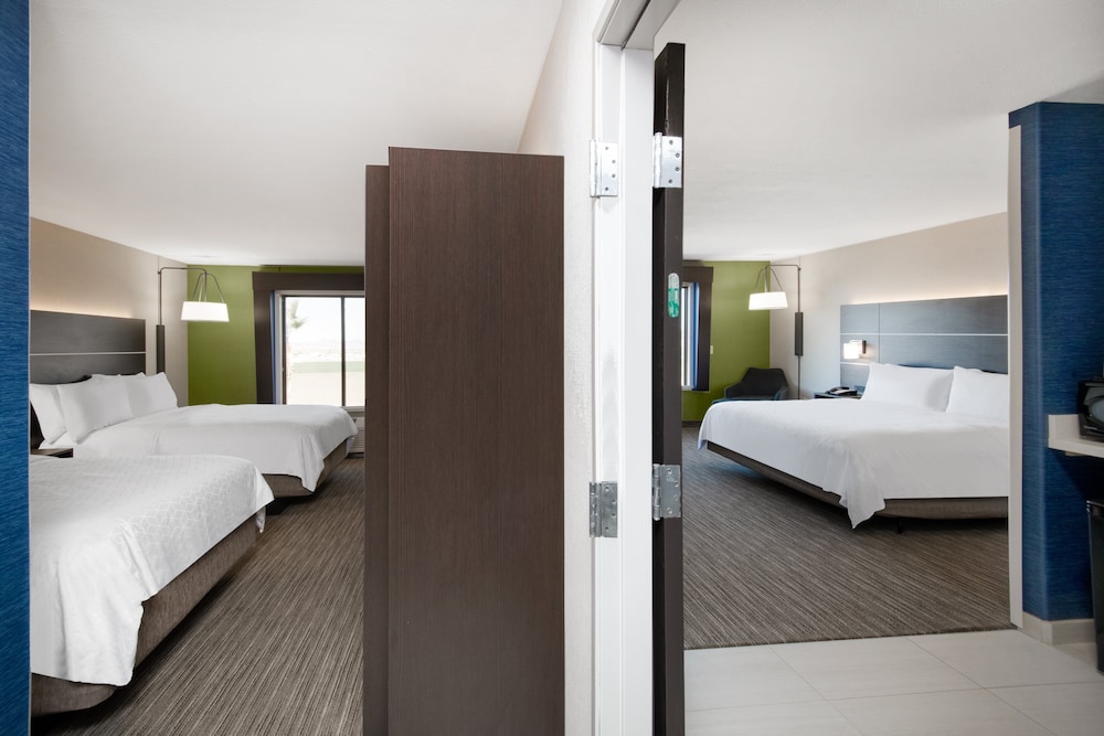Standard Room, 2 Queen Beds - Photo 3