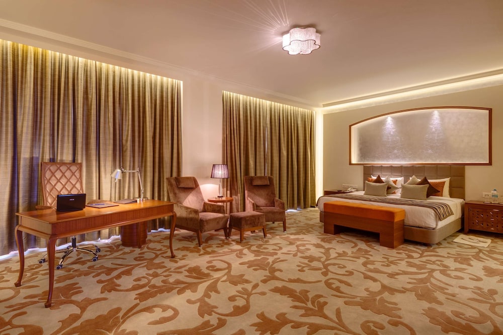Suite, 1 Double Bed, Pool View