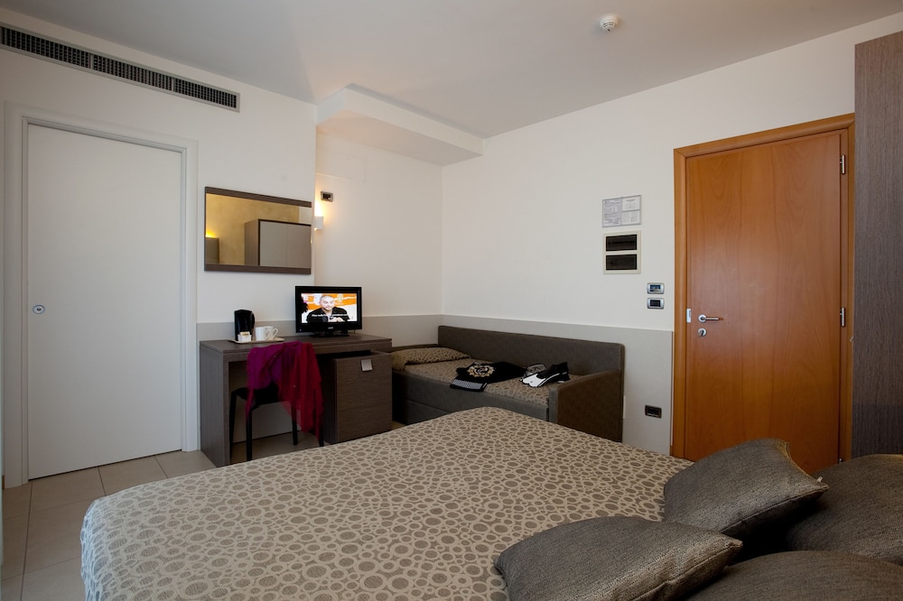 Superior Triple Room photo 3