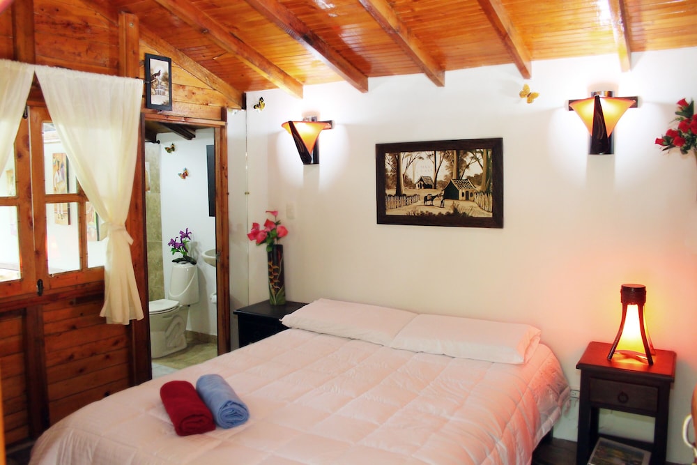 Romantic Single Room, 1 Queen Bed, Private Bathroom, Mountain View photo 1