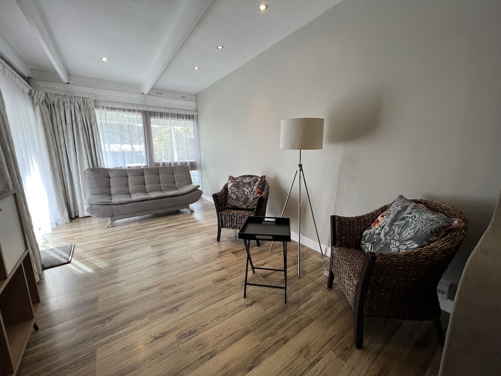 Family Room, 1 Bedroom photo 2