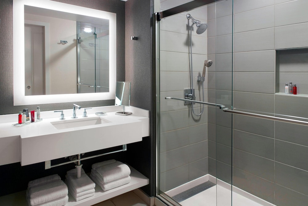Standard Room, 1 King Bed, Tower (Mobility Accessible, Tub) - Photo 2