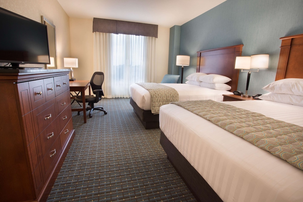 Deluxe Room, 2 Queen Beds, Accessible, Refrigerator & Microwave (Hearing, Tub, Upper Floor)