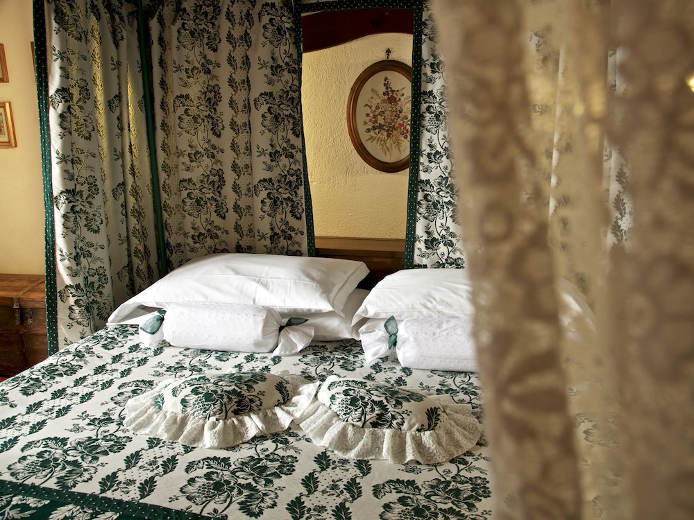 Romantic Suite, 1 King Bed, Balcony, Mountain View photo 2