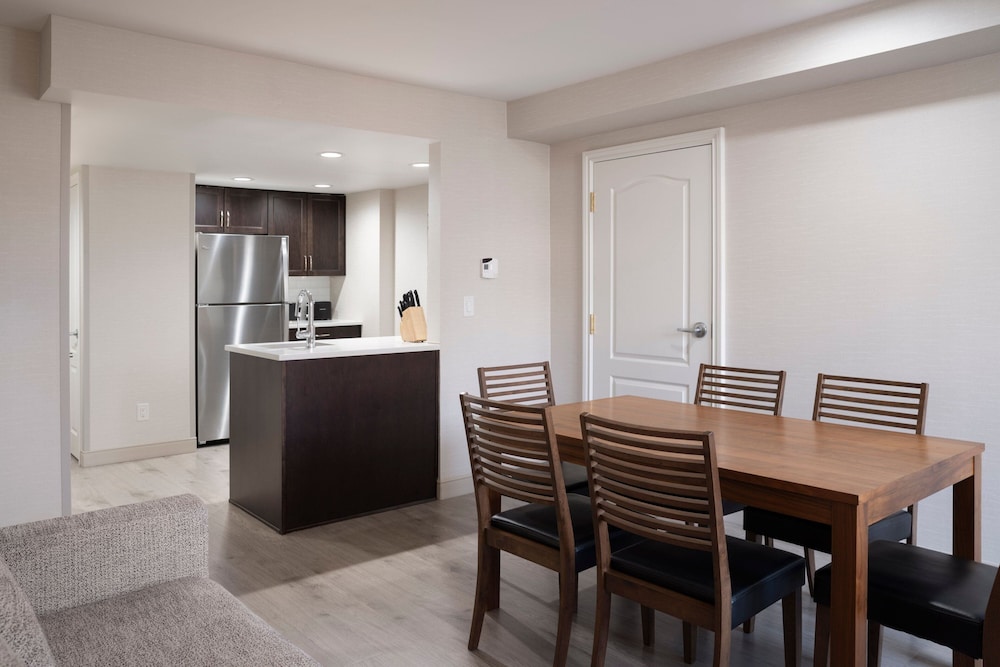 Grand Condo, 1 Bedroom - Photo 2