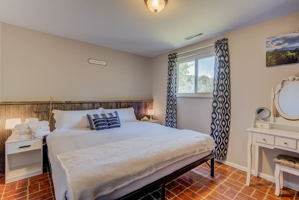 House (4 Bedrooms) photo 2
