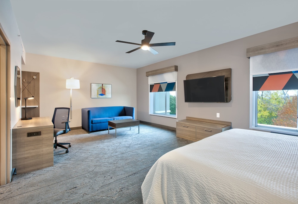 Suite, 1 King Bed, Accessible Bathtub (Communications) photo 2