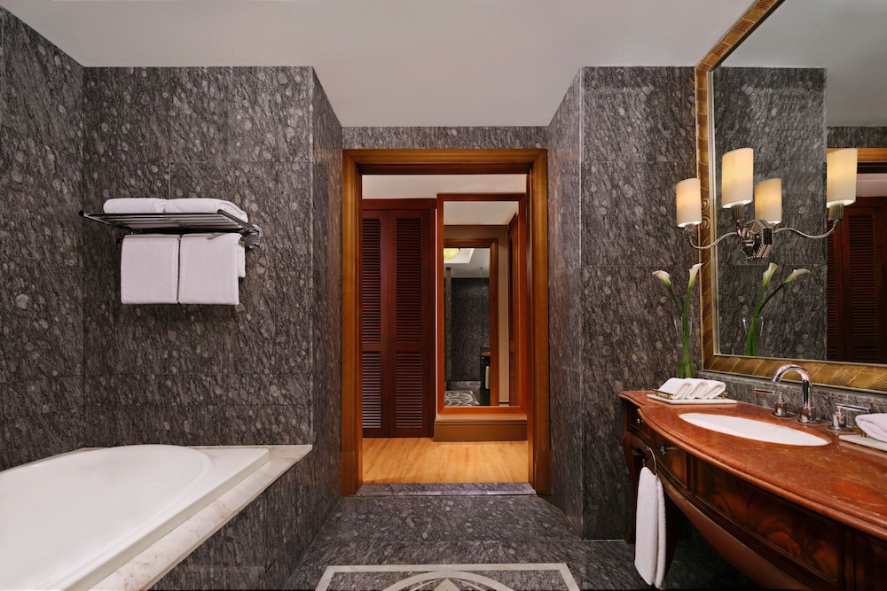 Club Suite, 1 King Bed, City View - Photo 9