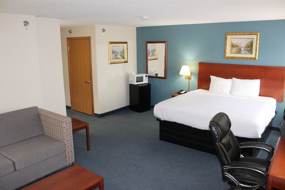 Suite, 1 King Bed, Non Smoking - Photo 2