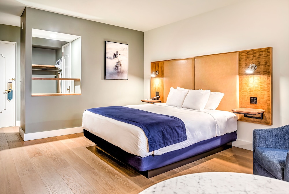 Standard Room, 1 King Bed - Photo 4