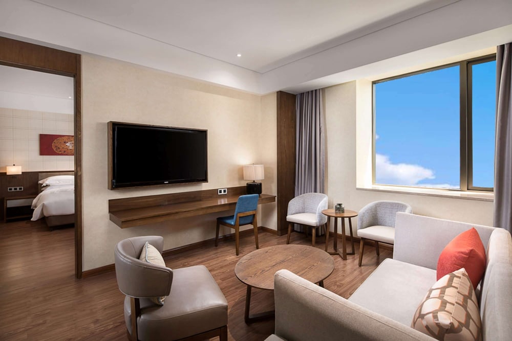 Suite, 1 King Bed, Smoking photo 1