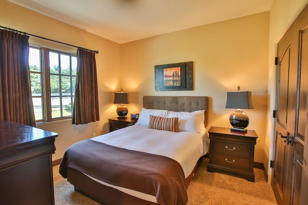 Superior Room, 1 Queen Bed (Carriage House) photo 3