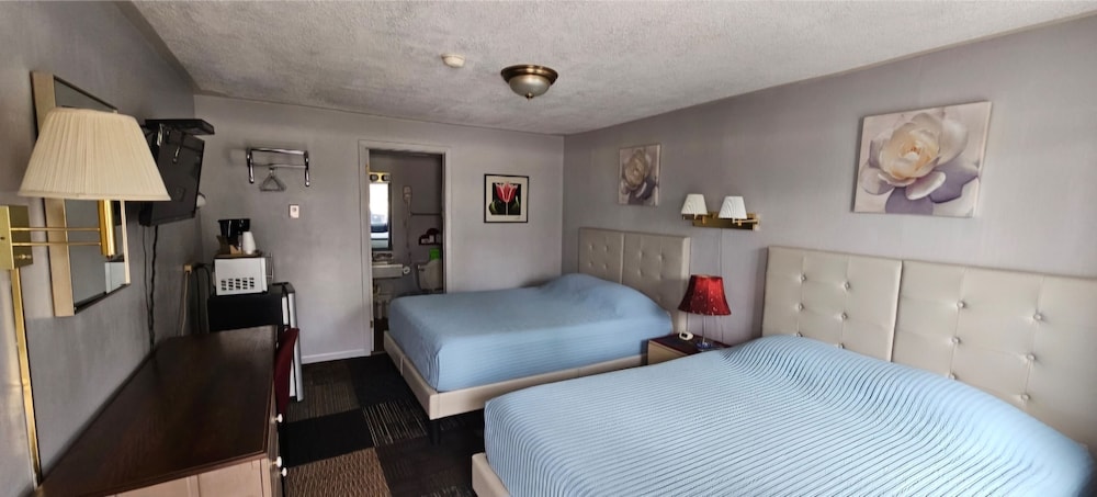 Standard Single Room, 2 Queen Beds, Ground Floor photo 2
