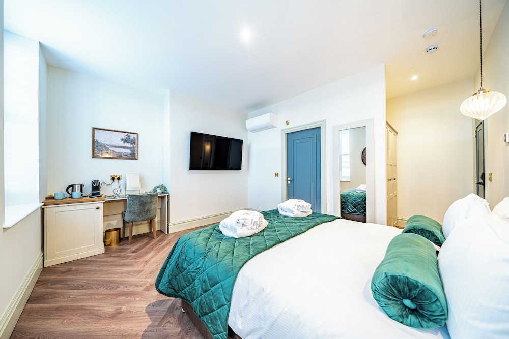 Classic Room, 1 King Bed (2)