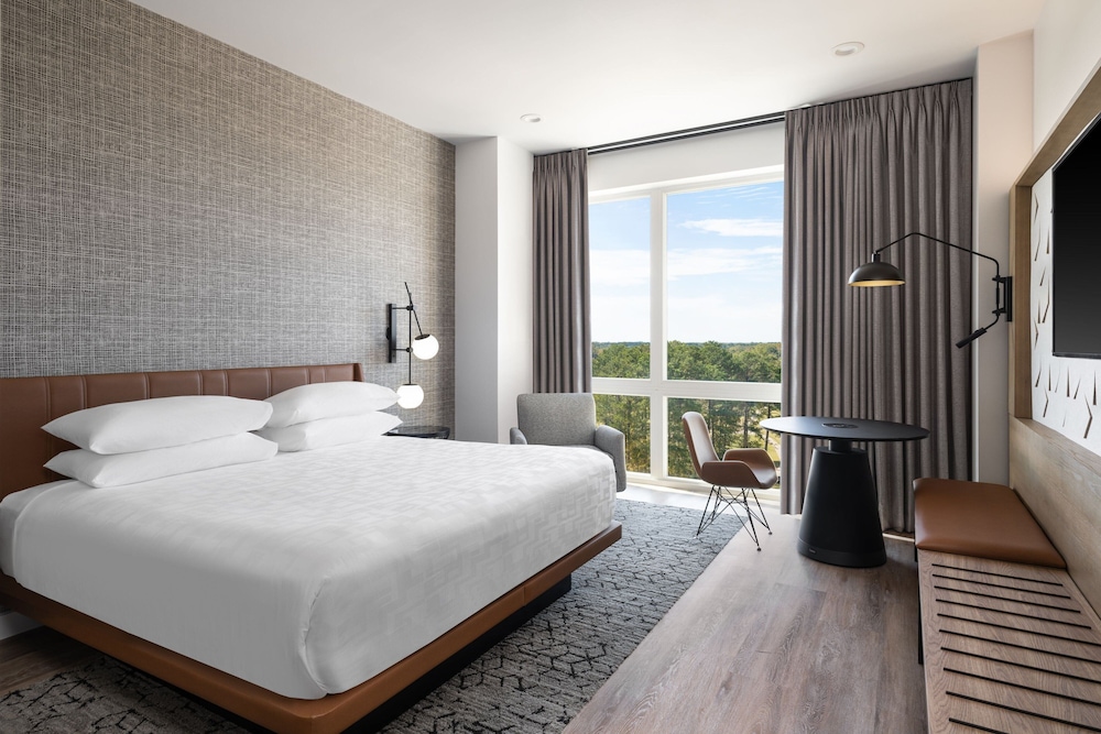Signature Suite, 1 King Bed, Golf View