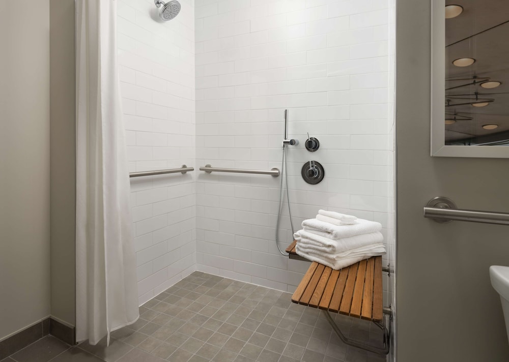 Suite, 1 King Bed, Accessible, Balcony (Mobility /Hearing, Roll-in Shower) - Photo 4