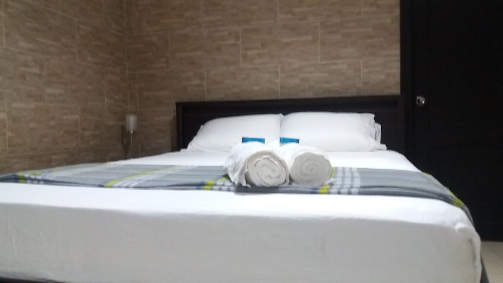 Business Suite, 1 Queen Bed, Ensuite, Poolside photo 1