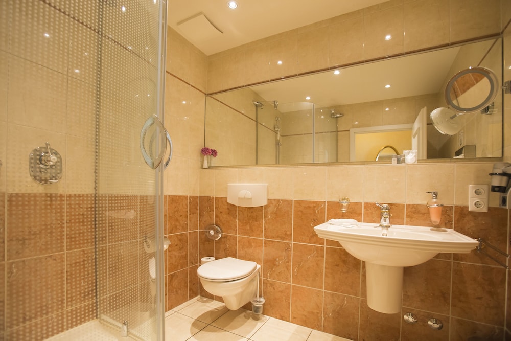 Basic Double Room, 1 King Bed, Ensuite photo 2