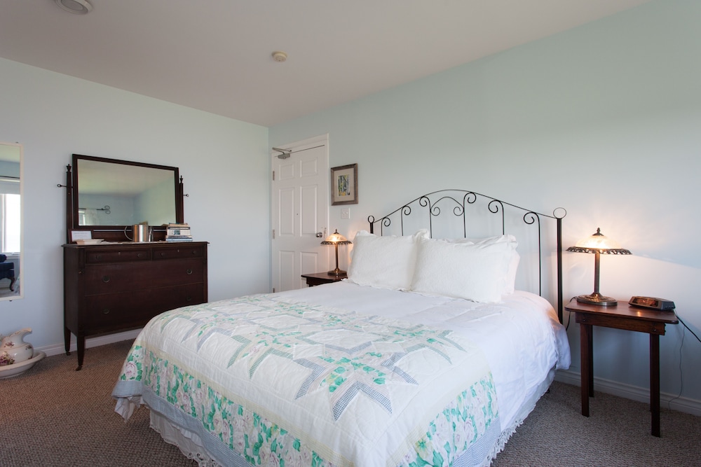 Deluxe Room, 1 Queen Bed, Ocean View (Sunrise) photo 1