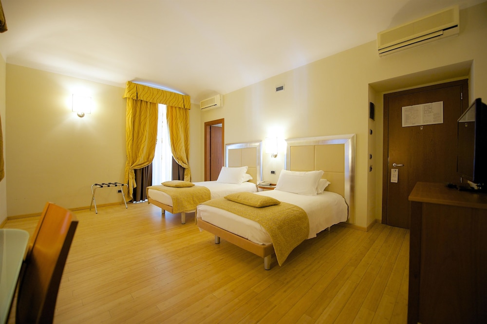Standard Room, 2 Twin Beds - Photo 1