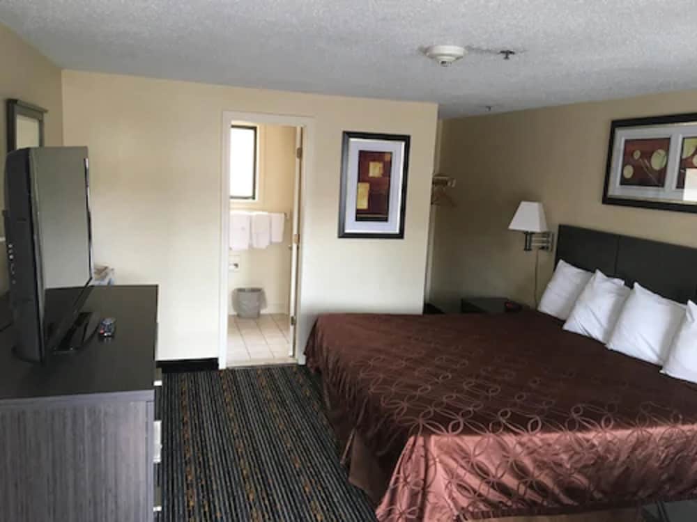 Standard Room, 1 King Bed, Non Smoking photo 3