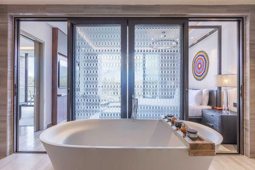 Grand Suite, 2 Bedrooms (Red Level) - Photo 2