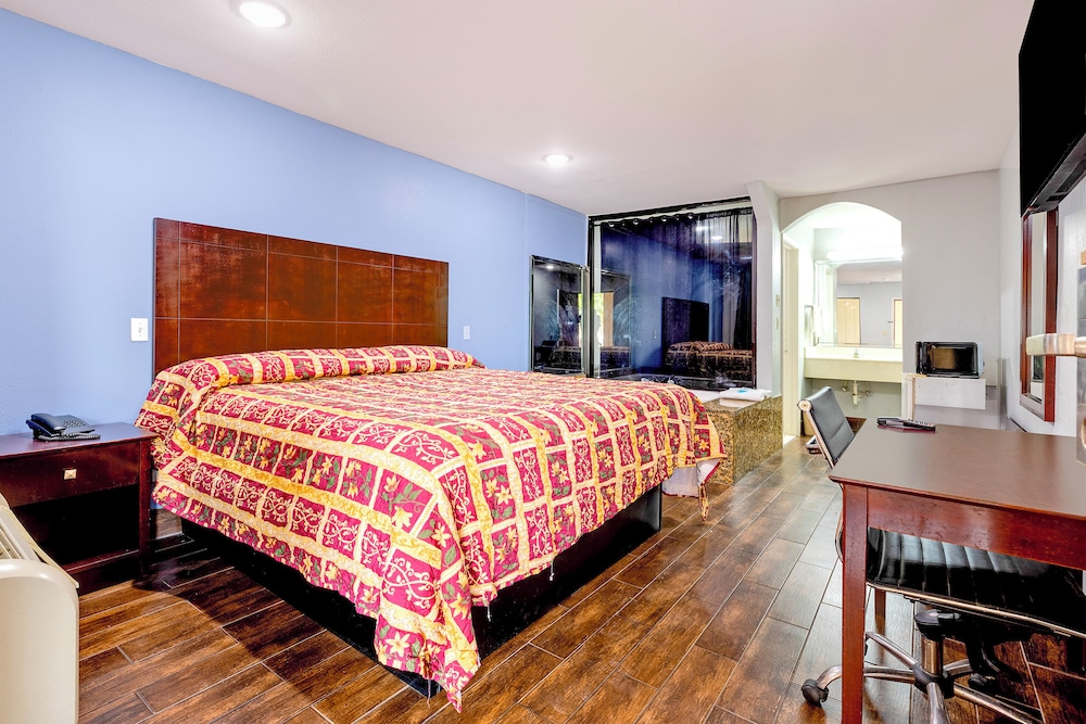 Room, 1 King Bed, Non Smoking, Jetted Tub - Photo 2