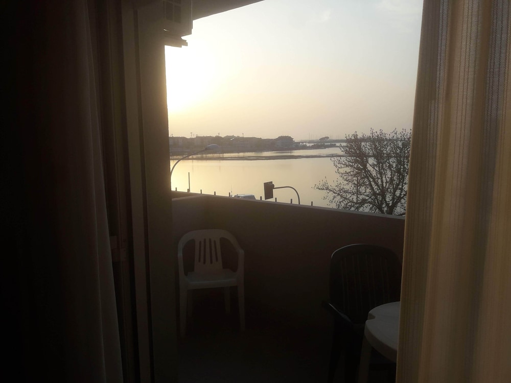 Double Room, Lagoon View (Small) photo 2