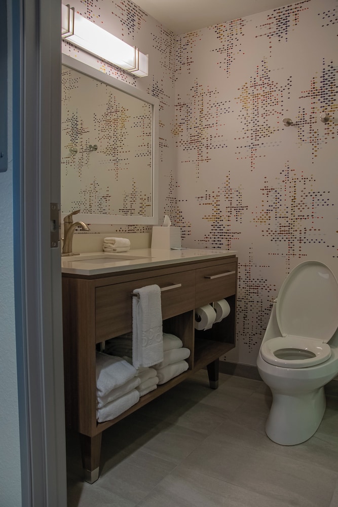 Suite, 1 King Bed, Accessible, Bathtub - Photo 6