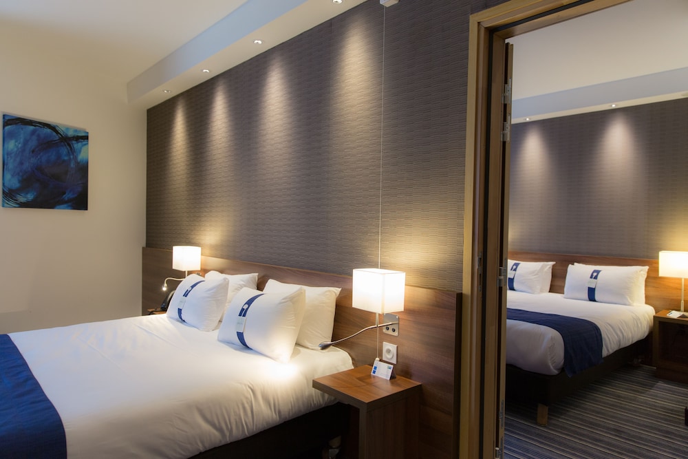 Standard Room, 1 King Bed with Sofa bed photo 3