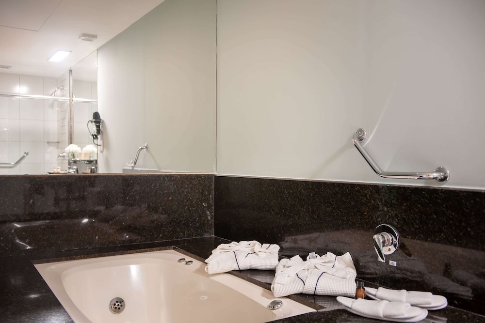 Suite, 1 King Bed, Sea View