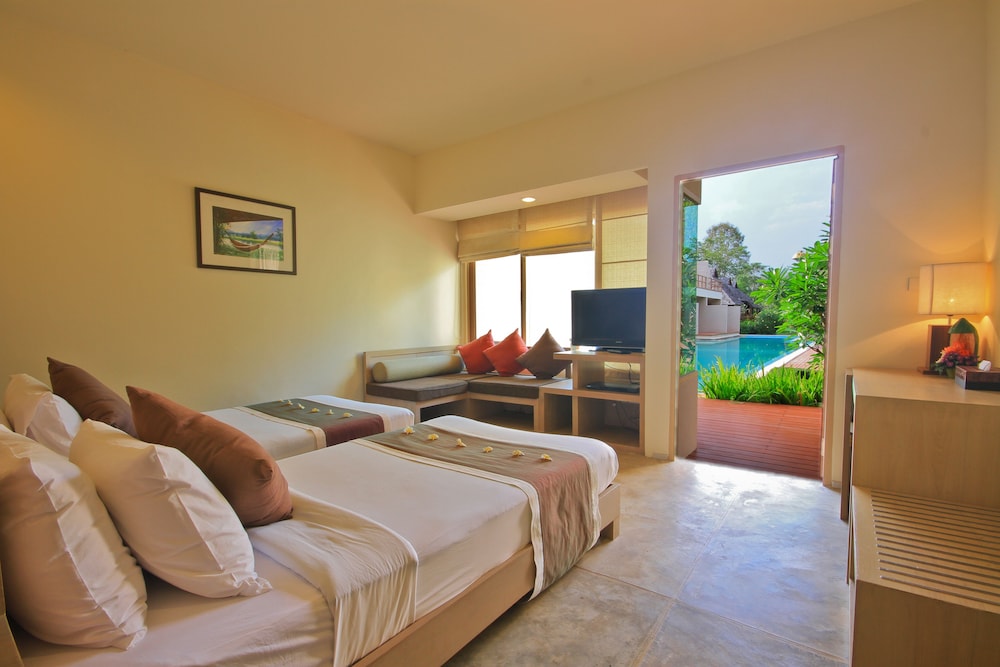 Deluxe Pool Access - Photo 3