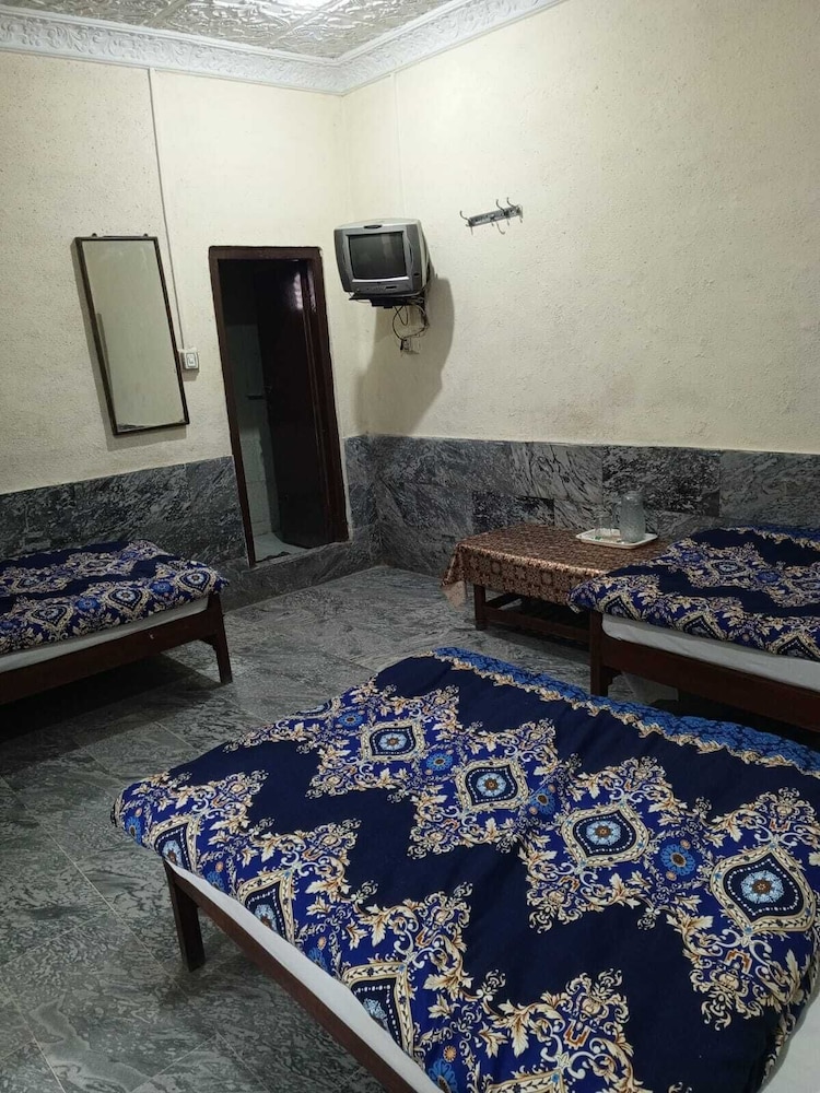 Economy Triple Room photo 2