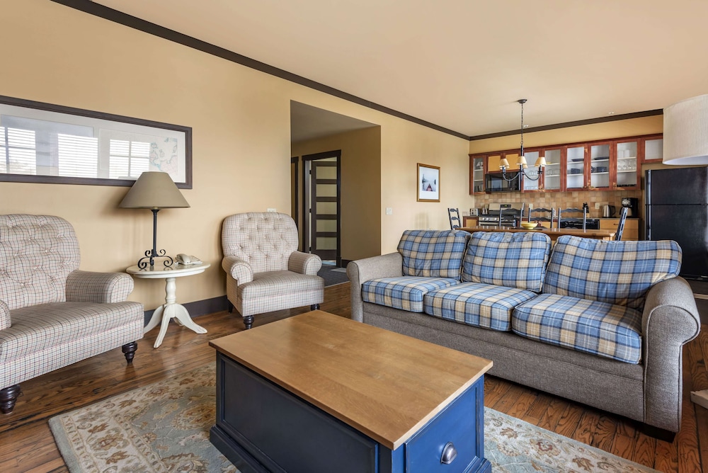 2 BEDROOM 1 KING 2 TWN SUITE UPPER FLR